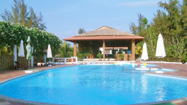 Bể bơi trong Hòn Ngọc Phương Nam resort.